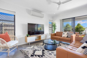 Trinity Beach 4BR Modern Getaway with Spa, Pet Friendly